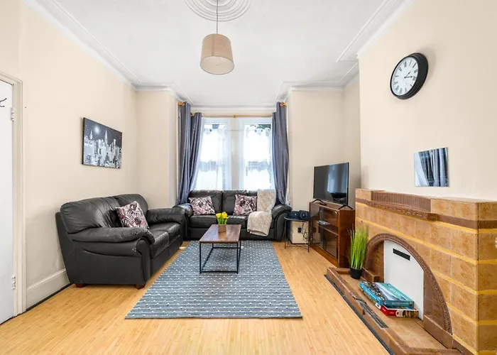 Homely 4-Bedroom Home With 2 Baths & Free Parking