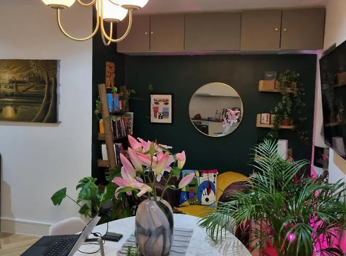 Bright Spacious Apartment In The Park