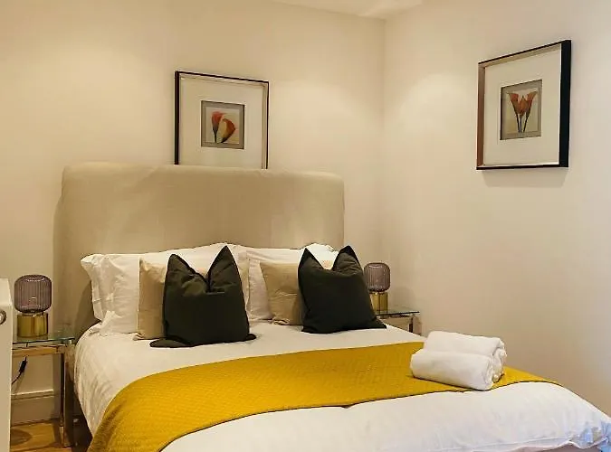 Studio Apartment Canary Wharf, London