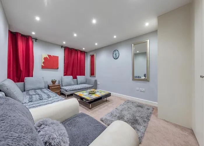 Elegant And Chic 2-Bedroom Basement Apartment In Paddington