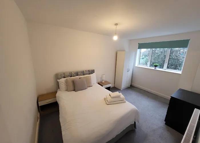 Spacious 3 bed Apartment in Great Location!!