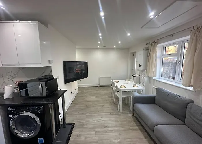 2 Bedroom House,Brownhillrd Se6