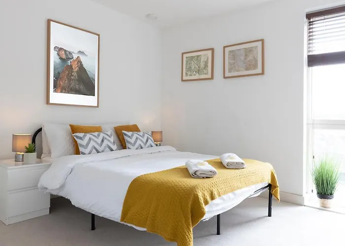 Spacious 2 Bed Apartment In Central Location