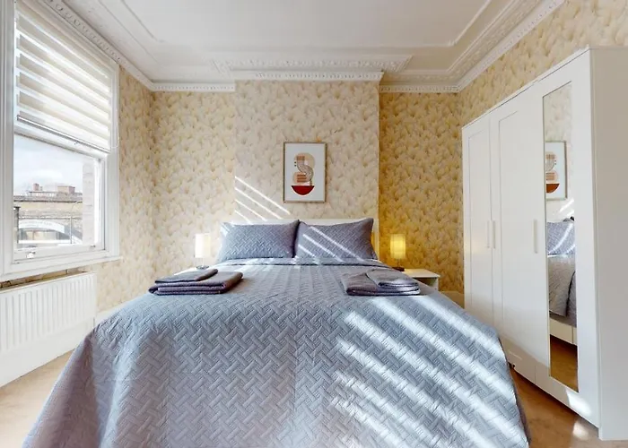 Cheerful 4 Bedroom Victorian House With Back Courtyard