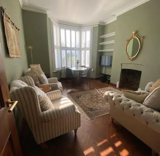 2 Double Bedroom Charming Chelsea Apartment