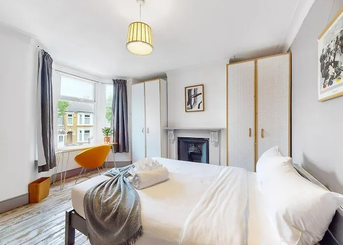 Enchanting 3 Bedroom House With Garden In Leyton