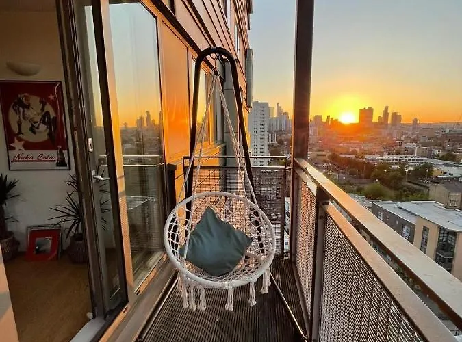 Whitechapel Two Bedroom Luxury Apartment - Free Private Parking - City Views