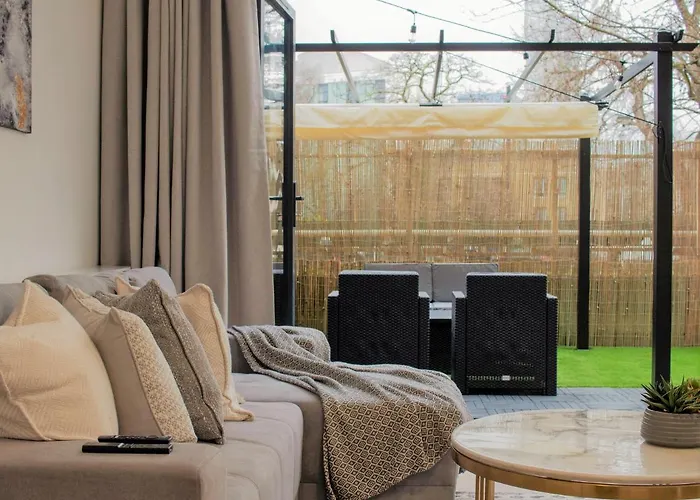 Unique 3Bd Flat King Size Bed