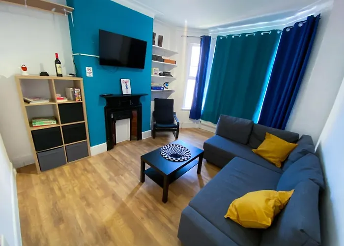 4 Bedroom House With Garden Near Central London