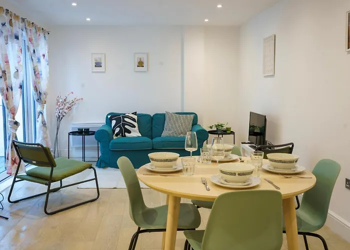 Gorgeous New 2 Bed Flat - 2 August House