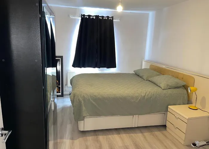 Room With Share Bathroom Near Train Line