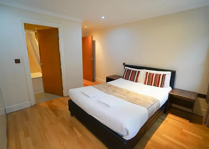 Cosy 2-Bed 2 Bathroom Apartment In London