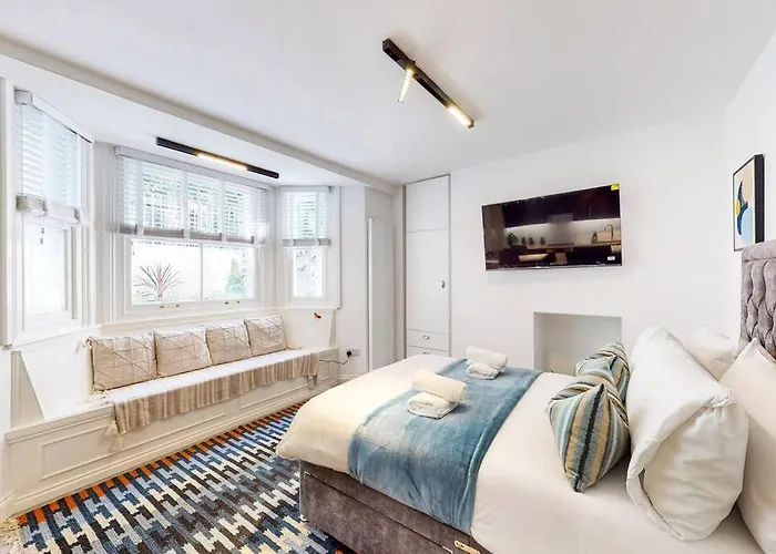 Beautiful Studio Apartment In North Madia Vale