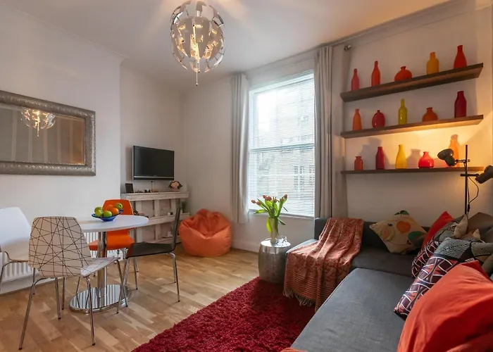 The Wanderlust - 1 Bedroom Apartment L Sleeps 4 With Sofa Bed L Prime Location Plus Free Wifi L Perfect For Business & Leisure Travelers L 15Percent Off Weekly & 20Percent Off Monthly Stays!