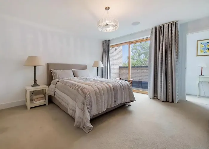 Vw5 - Luxury 3 Bed Townhouse With Parking