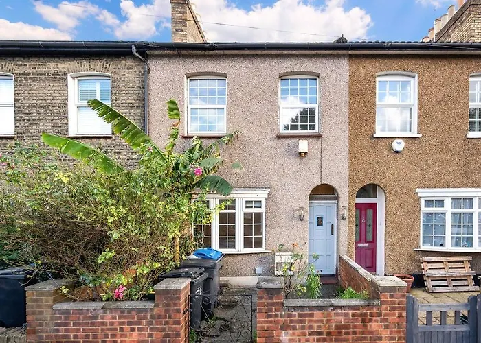 Cosy 3 Bed Home In Colliers Wood