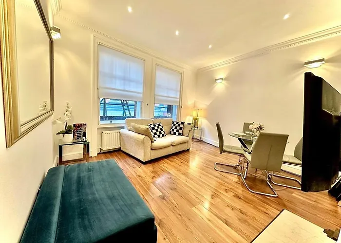 Alluring 2-Bed, 2-Bath Flat On High Street Kensington, Near Kensington Palace