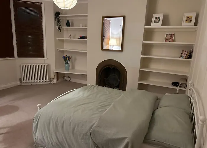 Spacious Room Near Underground