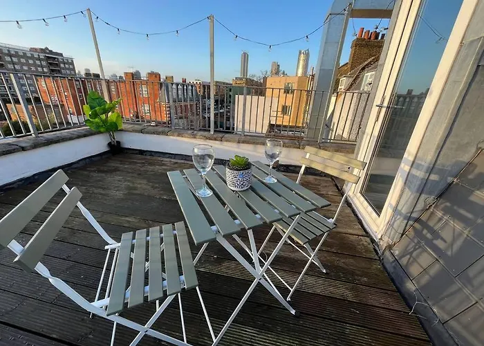 Modern With Stylish Terrace - Your London Oasis!