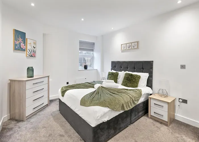 Bright And Spacious Apartment - Excellent Location