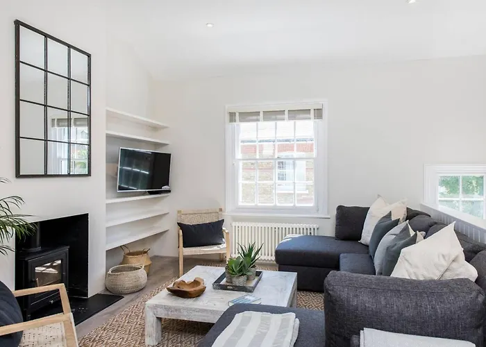 Divine 3 Bed House In Battersea