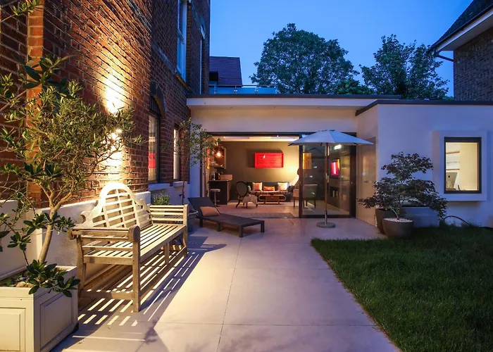 Stunning, Architecturally Designed Garden Studio With Parking