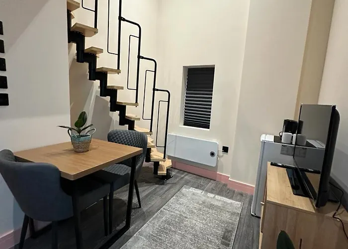 Cozy En-Suite Loft In Trendy Local