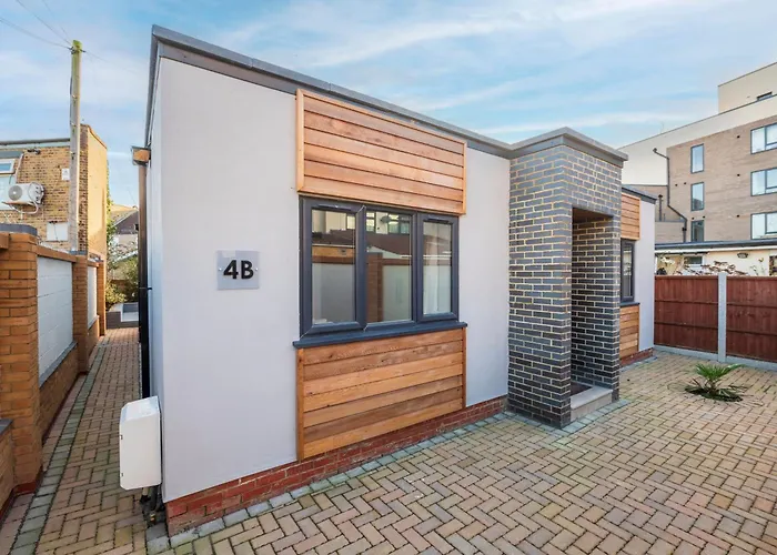 Stylish 2 Bed Bungalow In East Ham, Close To Excel
