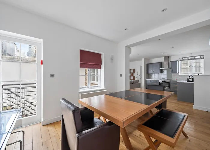 Stunning 2 Bed 2 Bath With Air Con + Garden