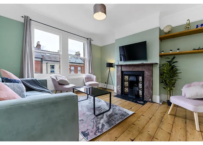 Handsome Family Home Peaceful, Next To Park