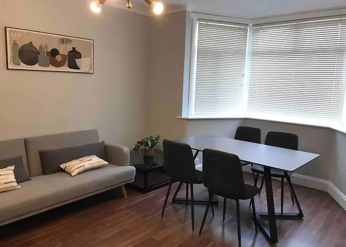 Spacious Kosher Flat In Golders Green
