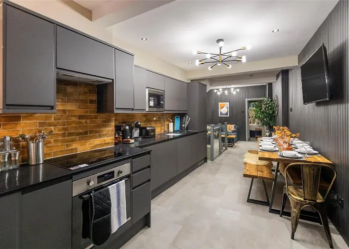 Modern & Funky 3-Br Duplex With Games Room & Sauna