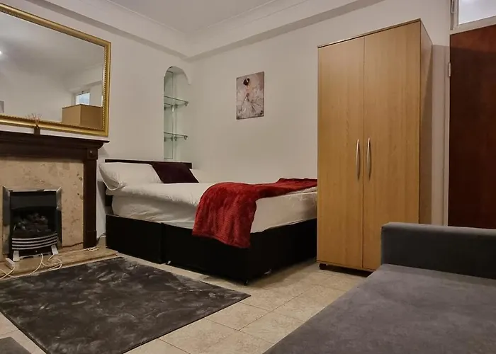 4-Bed Apartment In Central London