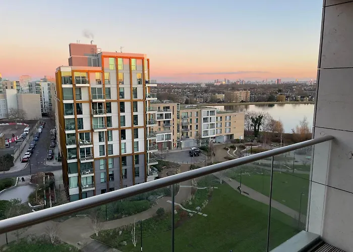 Spacious Flat In Manor House, London