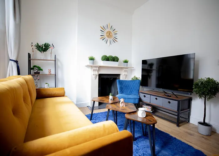 Perfect Location 4Bed 2 Bath Spacious Apartment