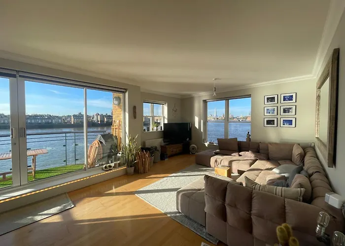 Superb Central London Riverside Flat With Balcony In Limehouse