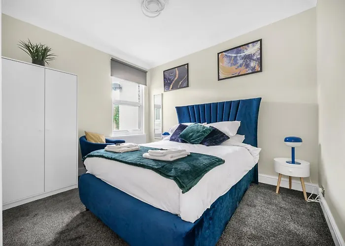 Uksas Two Bed Flat Park Front