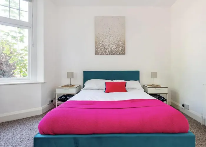 Beautiful 1-Bed Apartment With Garden In London