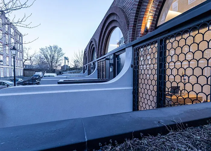 The Arches Luxurious Three Bedroom Houses Close To Hampstead Heath With Garden Balcony And Courtyard