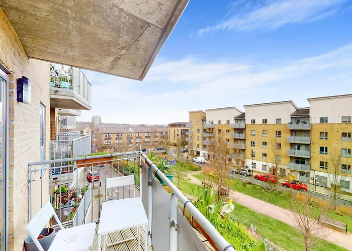 Spacious 3-Bed With Balcony, 5-Min Walk To Station