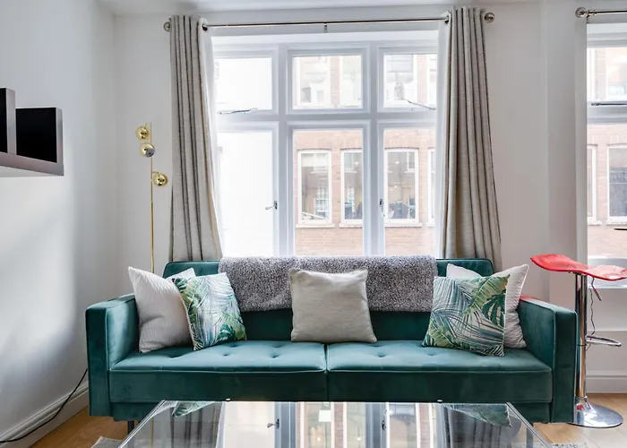 Lovely Charing Cross Apartment