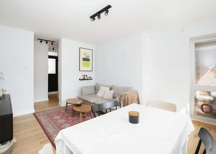 Bright And Spacious Flat Near Victoria Park