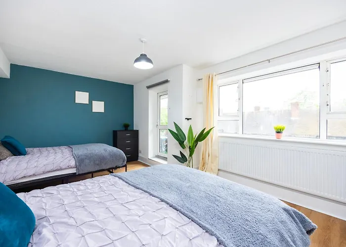 Excel O2 Stunning Large 3 Bedroom Apartment With Balcony