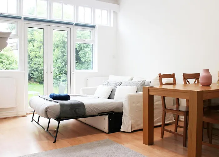 Large Garden Apartment On Golders Green High Road