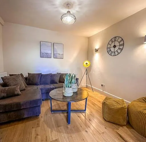 Bright & Spacious Split Level Flat In Kennington