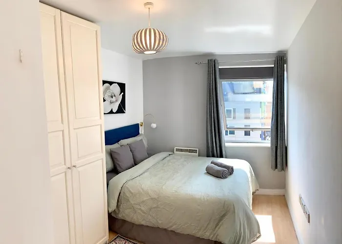 Modern 2 Bed 2 Bath Opp Tube Station