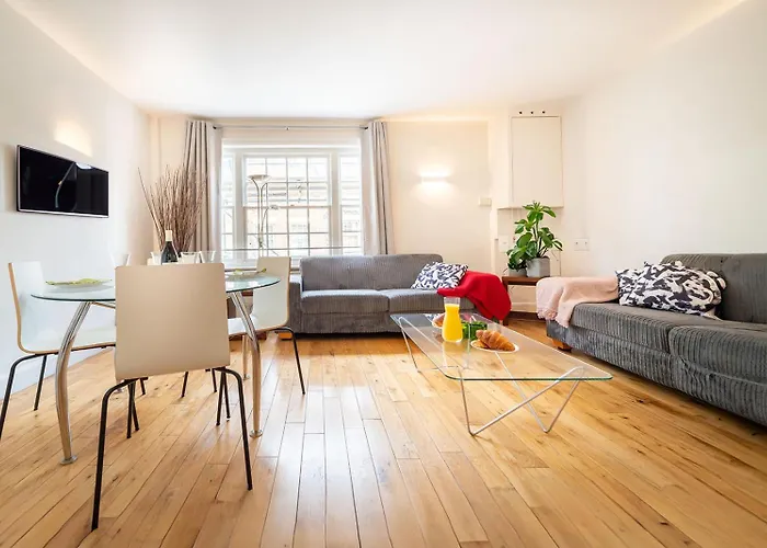 Spacious Apartment With A Balcony In Prime Location In Farringdon