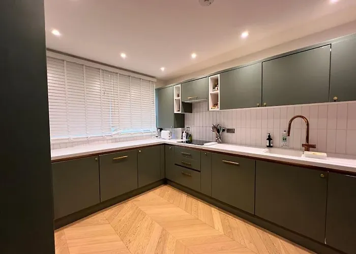 Unique And Stylish 2-Bed Maisonette In Islington