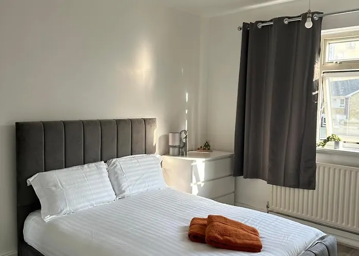 Modern Room In A 4 Bedroom Flat In London, Shared Bathroom!