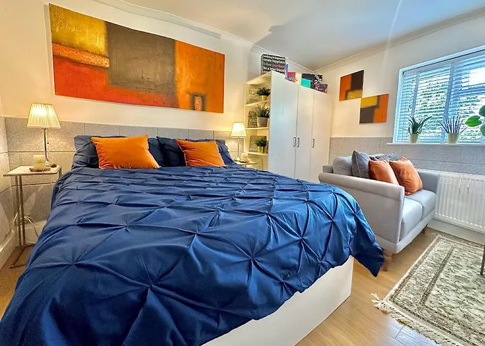 Stunning Business Travellers Studio En-Suite Bathroom Garden View